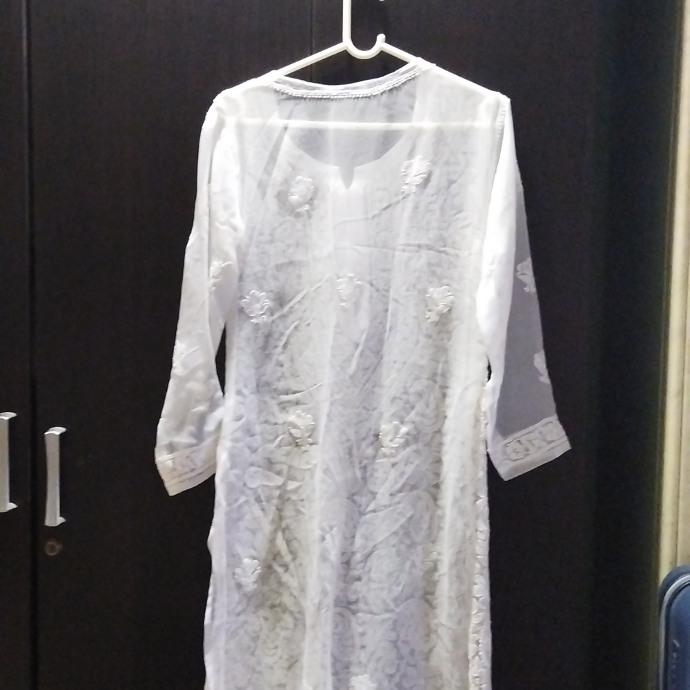It's a Lucknowi kurta in white. Size - medium. - Picture 4 of 4